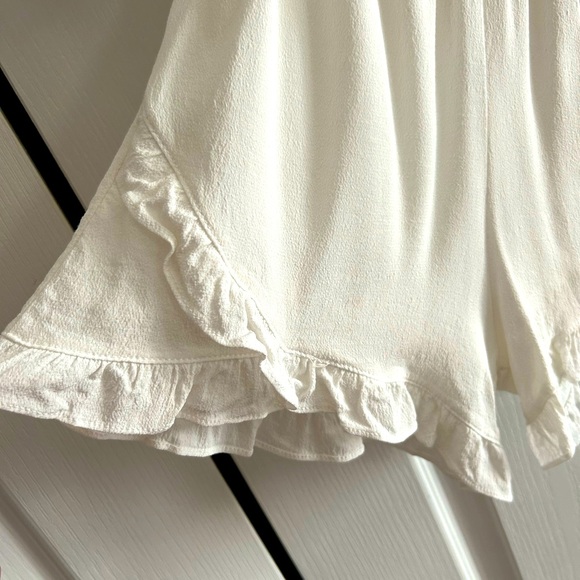 White crepe off the shoulder romper - Picture 2 of 3